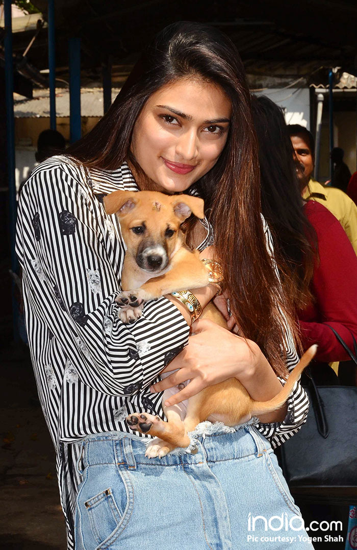 athiya-shetty-visit-animal-shelter-on-her-birthday.-pics-yogen-shah-(25)