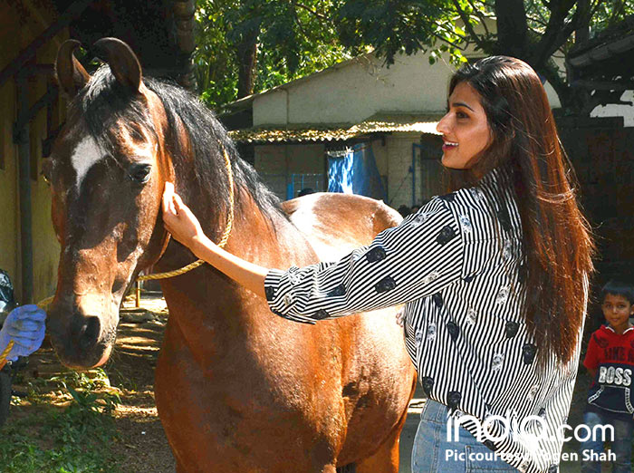 athiya-shetty-visit-animal-shelter-on-her-birthday.-pics-yogen-shah-(28)