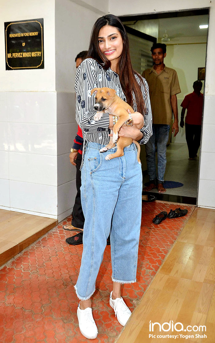 athiya-shetty-visit-animal-shelter-on-her-birthday.-pics-yogen-shah-(38)