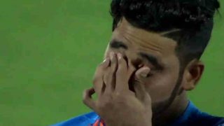 Mohammed Siraj In Tears During National Anthem On his Debut during 2nd T20 between India vs New Zealand । राष्ट्रगान के दौरान छलके मोहम्मद सिराज के आंसू, ट्विटर पर आई कॉमेंट्स की बाढ़ Mohammed Siraj In Tears During National Anthem On his Debut during 2nd T20 between India vs New Zealand । राष्ट्रगान के दौरान छलके मोहम्मद सिराज के आंसू, ट्विटर पर आई कॉमेंट्स की बाढ़