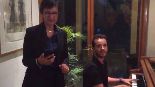 Australian High Commissioner to India, Harinder Sidhu Sings ‘Dilbar Mere’ Along With Raghav Sachar (Video) Australian High Commissioner to India, Harinder Sidhu Sings ‘Dilbar Mere’ Along With Raghav Sachar (Video)