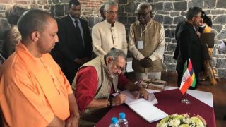 up cm Yogi Adityanath bjp leader Giriraj Singh indian flag upside down | BJP नेता गिरिराज सिंह और CM योगी के सामने हुआ तिरंगे का अपमान up cm Yogi Adityanath bjp leader Giriraj Singh indian flag upside down | BJP नेता गिरिराज सिंह और CM योगी के सामने हुआ तिरंगे का अपमान