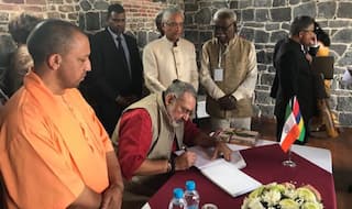 BJP नेता गिरिराज सिंह और CM योगी के सामने हुआ तिरंगे का अपमान