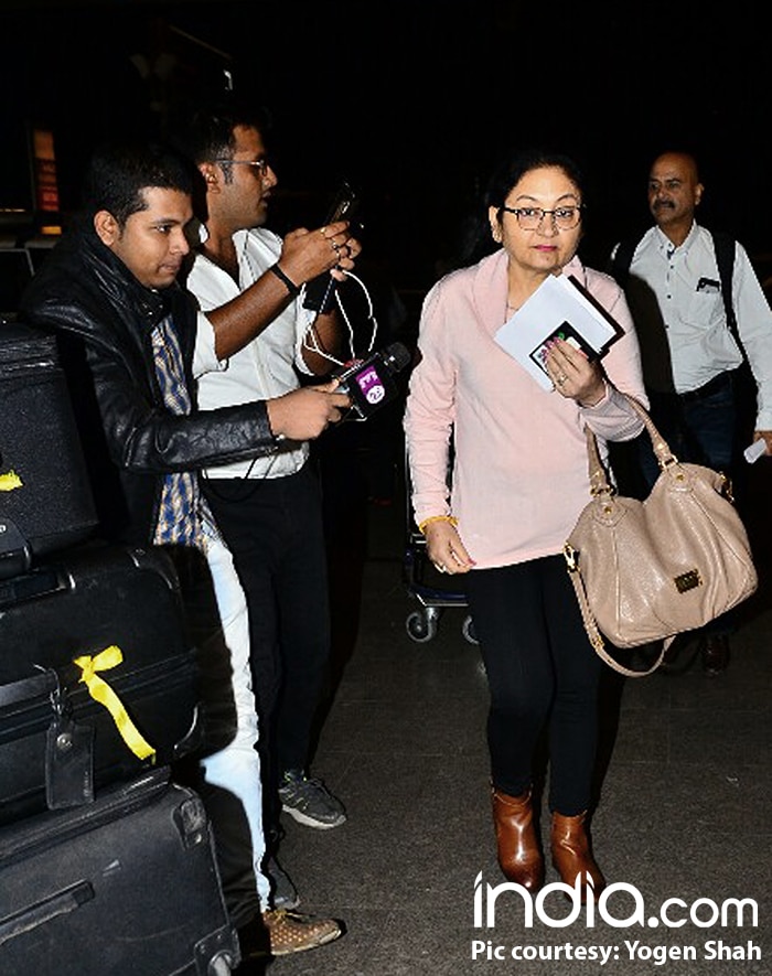 Deepika-with-Mother--(23)
