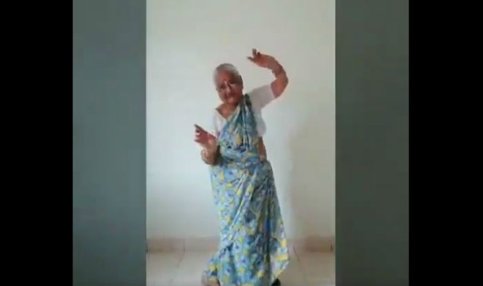 Elderly Woman Dancing Gracefully to Old Classic Song From Parivaar in This Viral Video; Makes Netizens Nostalgic