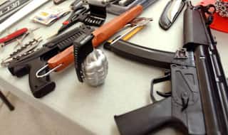 बिहार: जमीन के अंदर छिपा रखा था हथियारों का जखीरा, पुलिस ने 3 को दबोचा