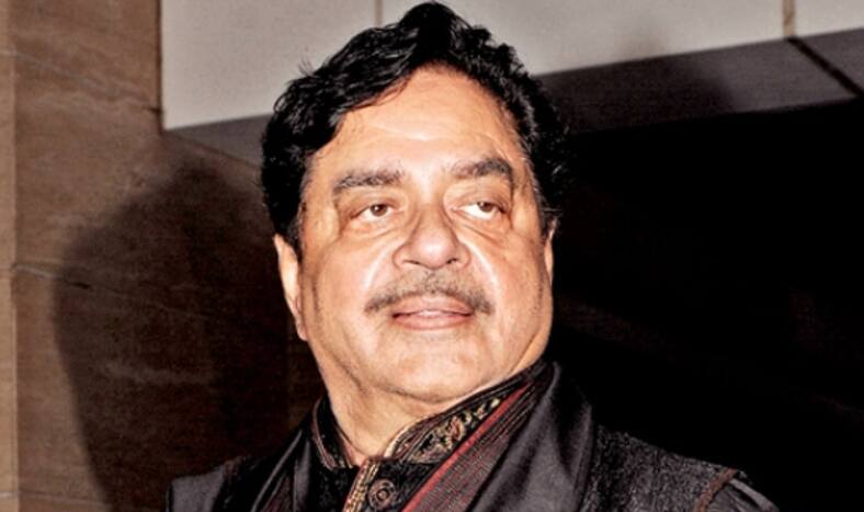 PNB Fraud: Shatrughan Sinha Mocks Modi Govt For Blaming Auditors, Tweets 'Thank God They Spared the Peon'