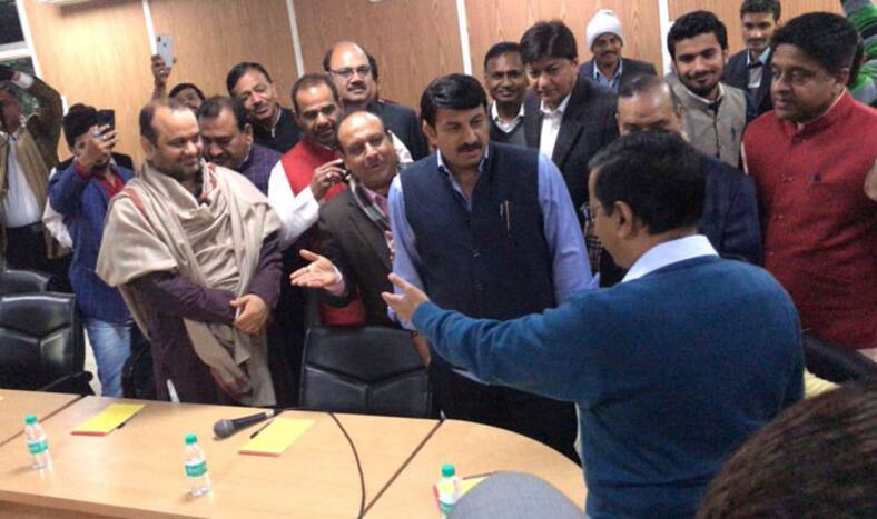 BJP MPs, legislators and Mayors met Kejriwal, Hustle Situation Created | सीलिंग पर SC जाएगी AAP सरकार, केजरीवाल से मिलने पहुंचे BJP नेताओं संग अभद्रता