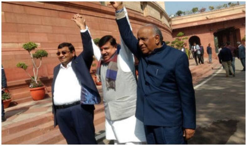 AAP mps protests inside the parliament house against sealing drive | पहले ही दिन दिखे दिल्ली के आप सांसदों के तेवर, राष्ट्रपति के अभिभाषण का किया बहिष्कार