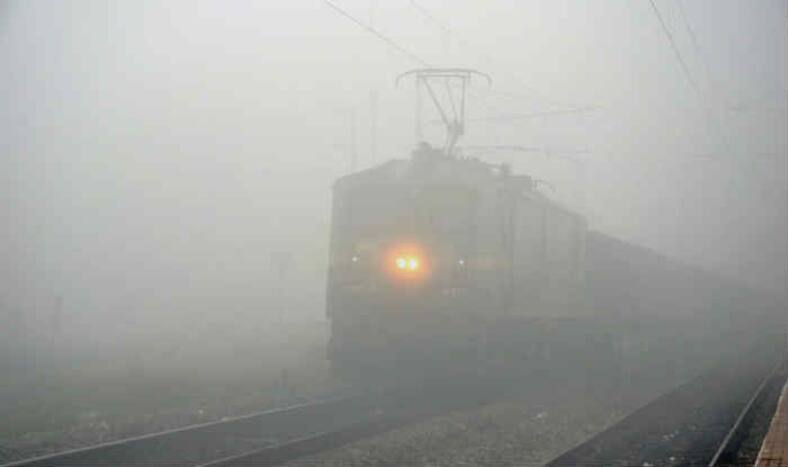 Cold wave continues in Delhi, 18 trains cancelled, 7 time changed | दिल्ली में ठंड का कहर जारी, 18 ट्रेनें हुई रद्द, 7 का समय बदला