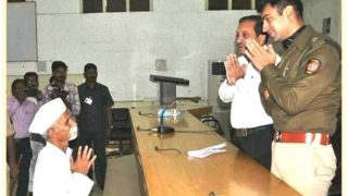 Sambhaji Bhide Namaskar Photo Goes Viral | संभाजी भिड़े को देख खड़े हो गए एसडीएम-पुलिस अधीक्षक, तस्वीर वायरल Sambhaji Bhide Namaskar Photo Goes Viral | संभाजी भिड़े को देख खड़े हो गए एसडीएम-पुलिस अधीक्षक, तस्वीर वायरल