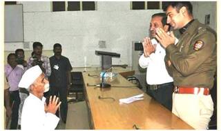 संभाजी भिड़े को देख खड़े हो गए एसडीएम-पुलिस अधीक्षक, तस्वीर वायरल
