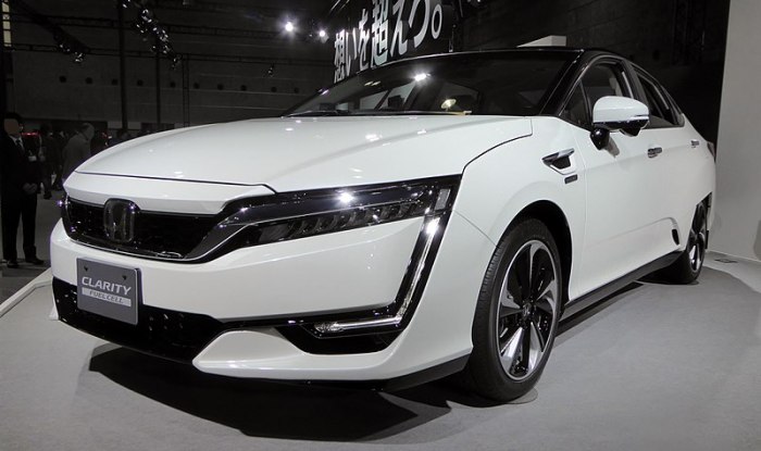 800px-Osaka_Motor_Show_2015_(202)_-_Honda_CLARITY_FUEL_CELL