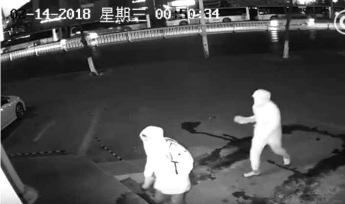 Shanghai Police Release Video of Failed Robbery Attempt by Dumbest Thieves; Here’s What Happened Shanghai Police Release Video of Failed Robbery Attempt by Dumbest Thieves; Here’s What Happened