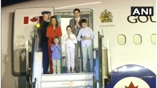 Canada Prime Minister Justin Trudeau arrives in India with his family | कनाडा के पीएम जस्टिन ट्रूडो परिवार सहित पहुंचे भारत, इस अंदाज में जीता दिल Canada Prime Minister Justin Trudeau arrives in India with his family | कनाडा के पीएम जस्टिन ट्रूडो परिवार सहित पहुंचे भारत, इस अंदाज में जीता दिल