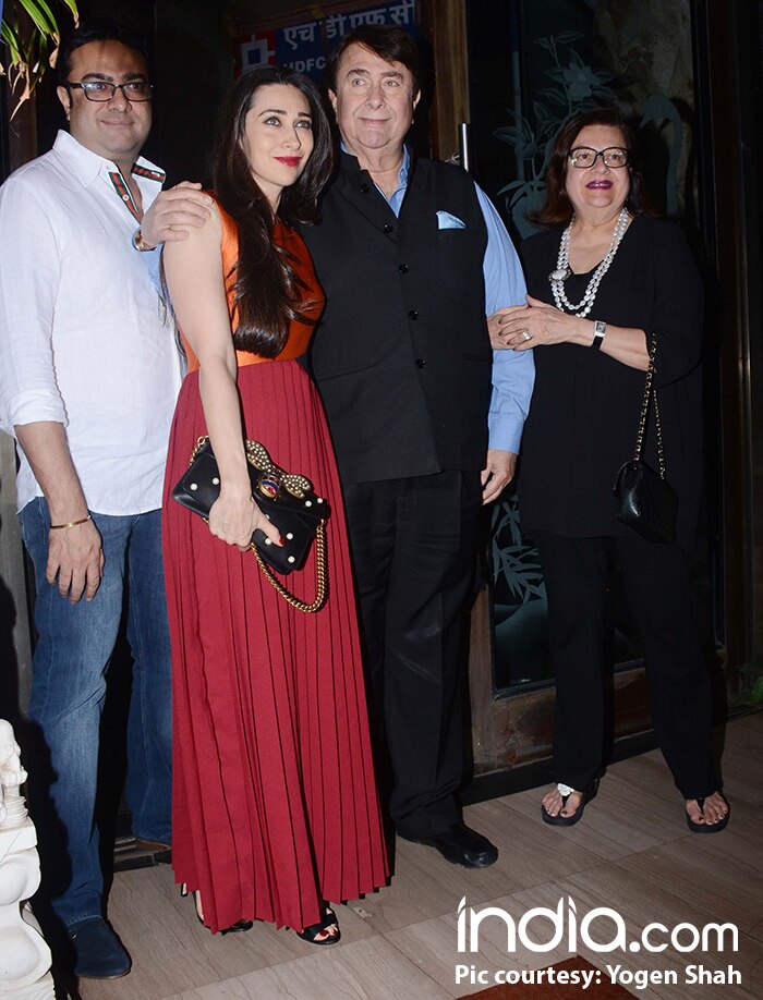 kareena-,karishma-with-Family-(3)