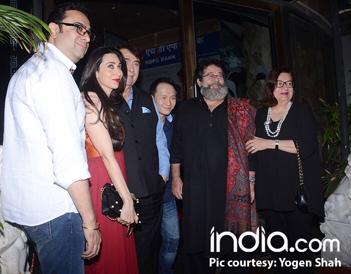 kareena-,karishma-with-Family-(5)