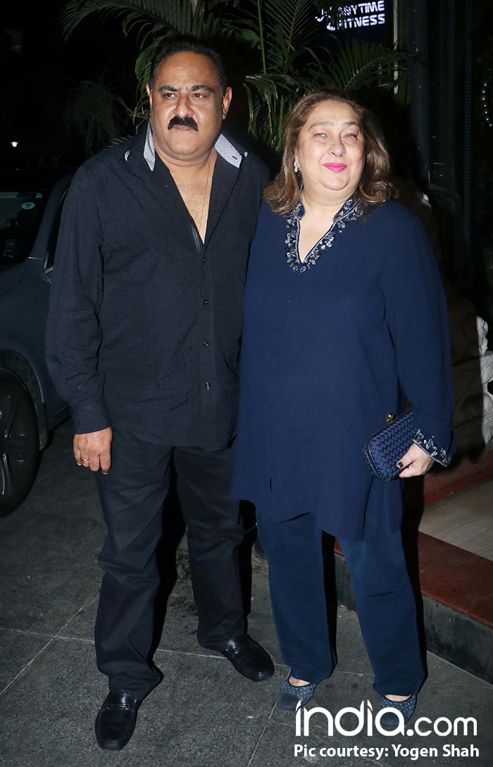 kareena-,karishma-with-Family-(6)