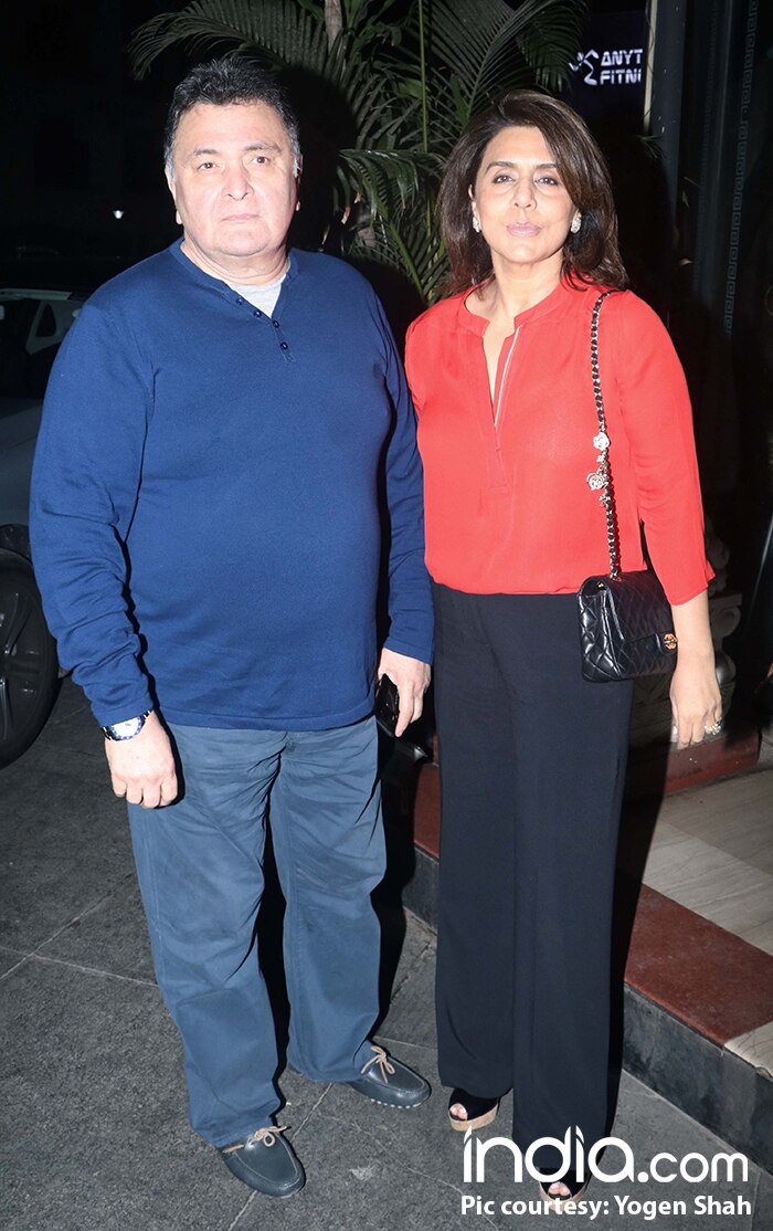 kareena-,karishma-with-Family-(8)