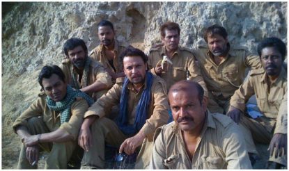 फिल्म पान सिंह तोमर के साथी कलाकारों के साथ अभिनेता की तस्वीर. (फोटो साभारः रवि साह के फेसबुक से)