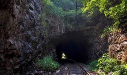 आज ह क द न चल थ पहल र ल इस ल इन क ब छ न म चल गई थ 25 हज र मजद र क ज न Bhor Ghat Rail Line Glorious History And Best Engineering Model