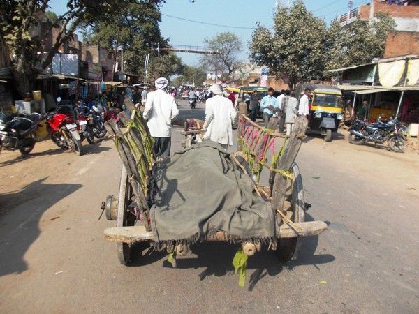 कैश की किल्लत ने याद दिलाए पुराने दिन, नोटबंदी के बाद बैंकों के बाहर
