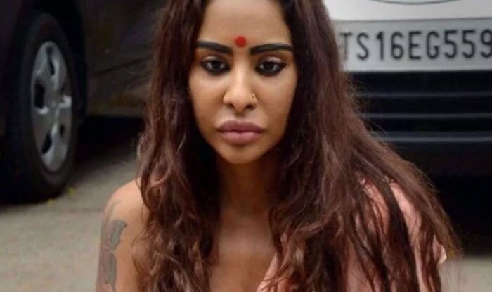 Sri reddy blame how north indian sexual favours works in getting role | श्री रेड्डी  का आरोप- ‘साथ सोने के लिए तैयार रहती हैं नॉर्थ की हीरोइनें, इसलिए मिलता है काम’