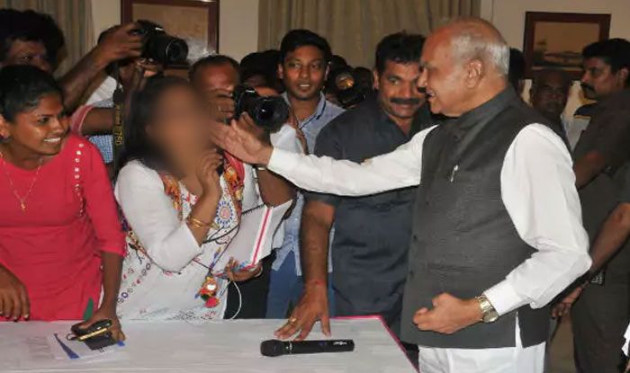 Tamil Nadu Governor Banwarilal Purohit Apologises to Female Journalist ...