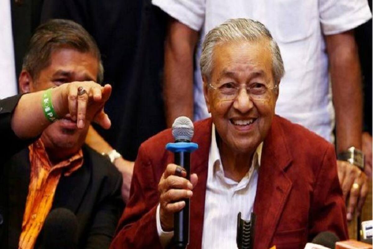 Malaysia Elections 2018 Results Mahathir Mohamad Stuns With Victory Topples Barisan Nasional Regime India Com