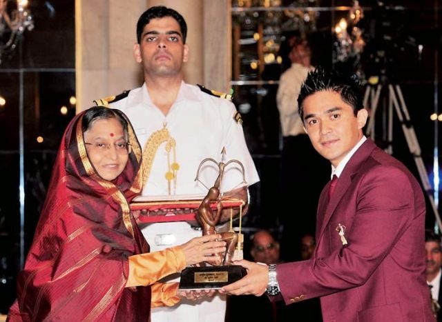 Chhetri receives Arjuna award in 2011 from Indian president, Pratibha Patil.