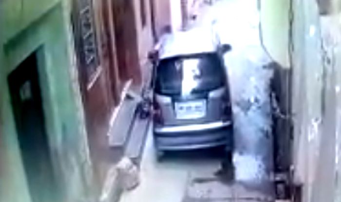Baby Girl Dropped on Street From Car by Unidentified Woman in Uttar Pradesh’s Muzaffarnagar; Twitterati Reacts Baby Girl Dropped on Street From Car by Unidentified Woman in Uttar Pradesh’s Muzaffarnagar; Twitterati Reacts