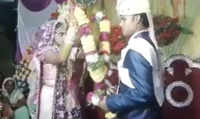 Indian Bride Slaps Relative After He Picks Her Up During Weddings Varmala Ceremony Video Goes 3931