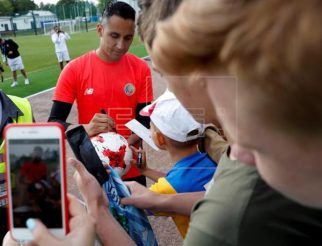 Navas giving autographs
