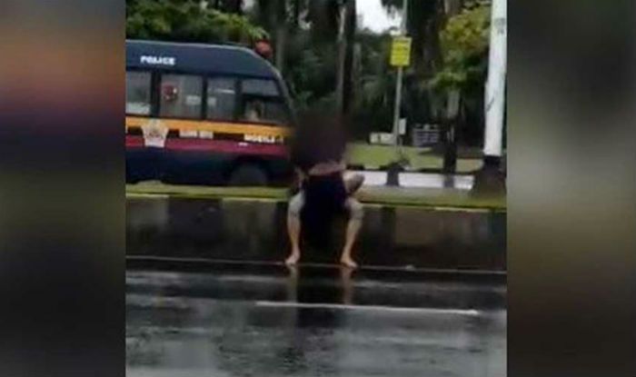 Young Couple Makes Love Publicly at Marine Drive’s Nariman Point; Video Goes Viral Young Couple Makes Love Publicly at Marine Drive’s Nariman Point; Video Goes Viral
