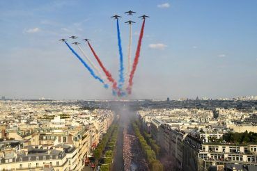 France gives World Cup champions heroes' welcome