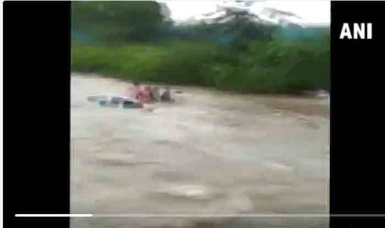 Rains Pose Threat of Floods, DM in Bihar's E Champaran Carries Sand Sacks on Back to Bolster Embankments