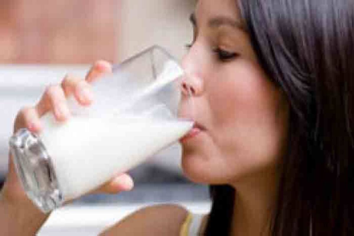 ठंडा या गर्म, कैसा दूध पीना सेहत के लिए ज्‍यादा फायदेमंद है?
