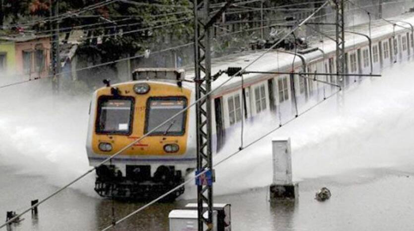 Mumbai Rains: Over 2,000 Stranded Passengers Rescued by NDRF, Trains And Flights Cancelled; 2 Killed in Palghar