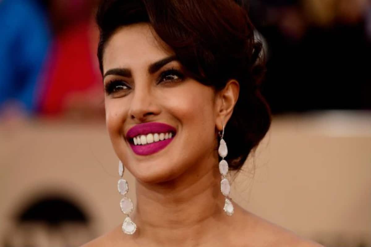 1200px x 800px - Priyanka Chopra Wraps Up The Shoot Of 'Isn't It Romantic'; Strikes A Pose  With Liam Hemsworth, Rebel Wilson And Adam Devine â€“ See Pic | India.com