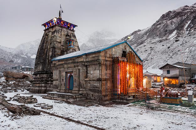 Heavy Snowfall In Kedarnath And Badrinath Region Roads Affected   Kedarnath 11 