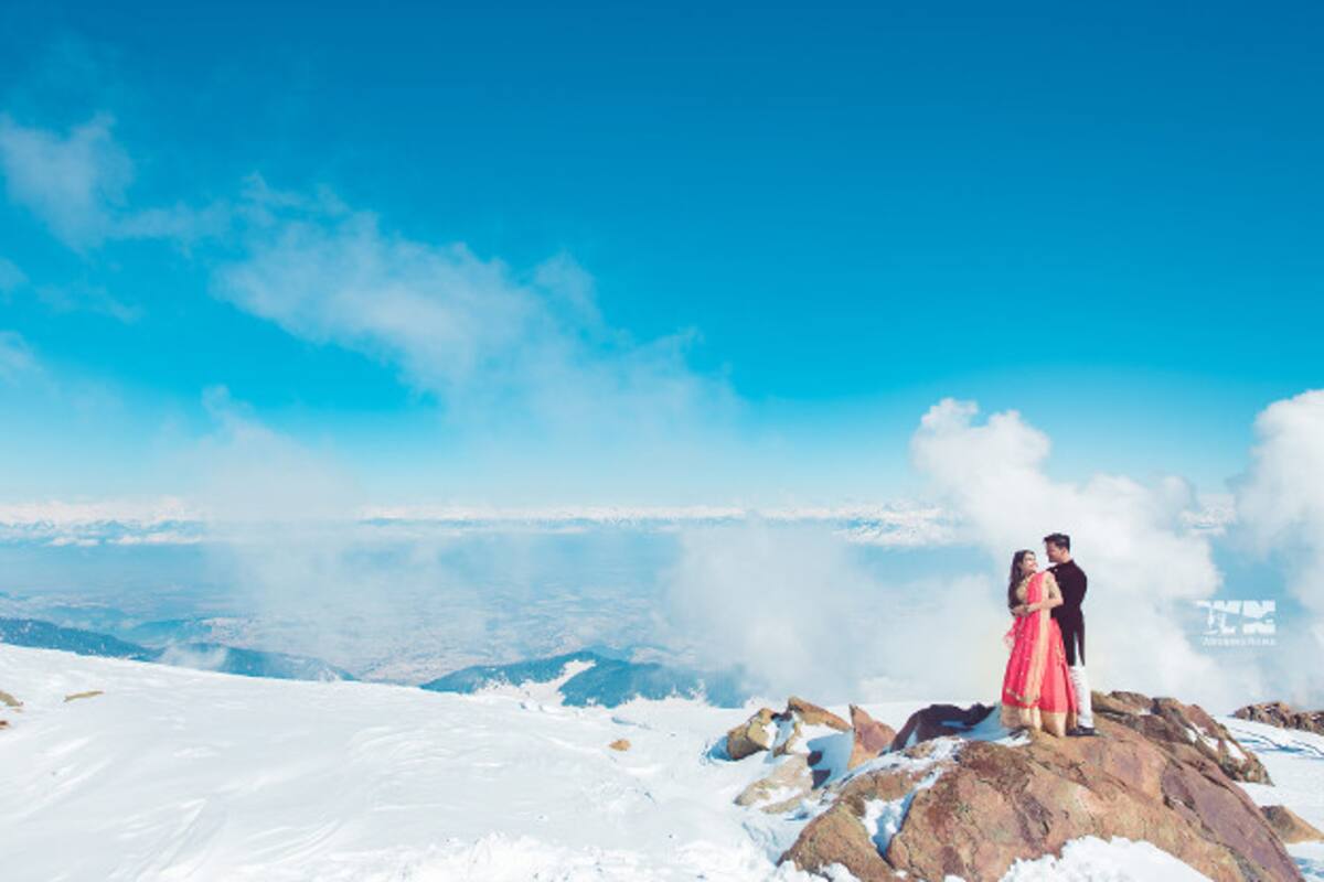 Destination Wedding in Kashmir: Love Story Amidst Snowy Peaks