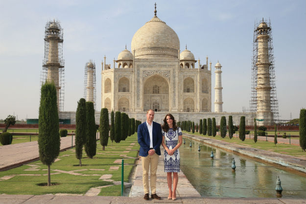 Happy Family Posing in Front of Taj Mahal Editorial Stock Image - Image of  religious, unesco: 78372514