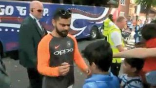 विराट, ए पिक्चर प्लीज….और बच्चे के साथ सेल्फी लेने लगे कैप्टन कोहली विराट, ए पिक्चर प्लीज….और बच्चे के साथ सेल्फी लेने लगे कैप्टन कोहली