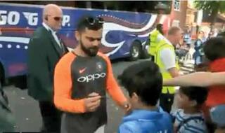 विराट, ए पिक्चर प्लीज....और बच्चे के साथ सेल्फी लेने लगे कैप्टन कोहली