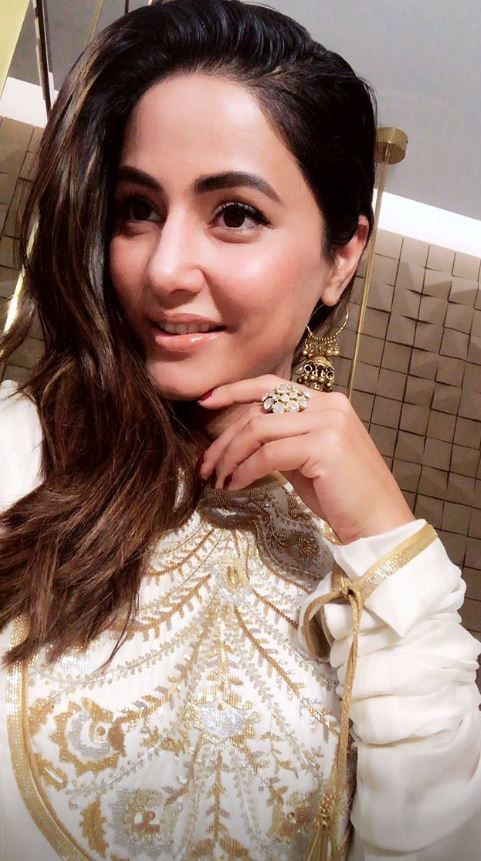 Bigg Boss 11 Finalist Hina Khan Looks Ravishing As She Takes Selfies While Celebrating Ganesh