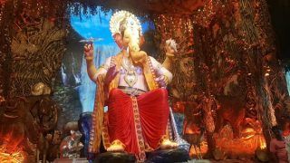 Lalbaugcha Raja 2018: भक्तों के सामने आए बप्पा, दर्शन करने के लिए लगी भक्तों की कतार Lalbaugcha Raja 2018: भक्तों के सामने आए बप्पा, दर्शन करने के लिए लगी भक्तों की कतार