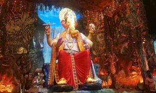 Lalbaugcha Raja 2018: भक्तों के सामने आए बप्पा, दर्शन करने के लिए लगी भक्तों की कतार