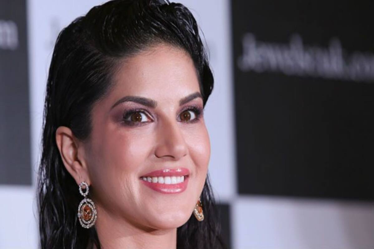 Sonny Lion Fuck Onlin Whatch You Tub - Sunny Leone Makes a Shocking Revelation About Her Male Fans, Says Their  Hands Shake While Taking Pics | India.com