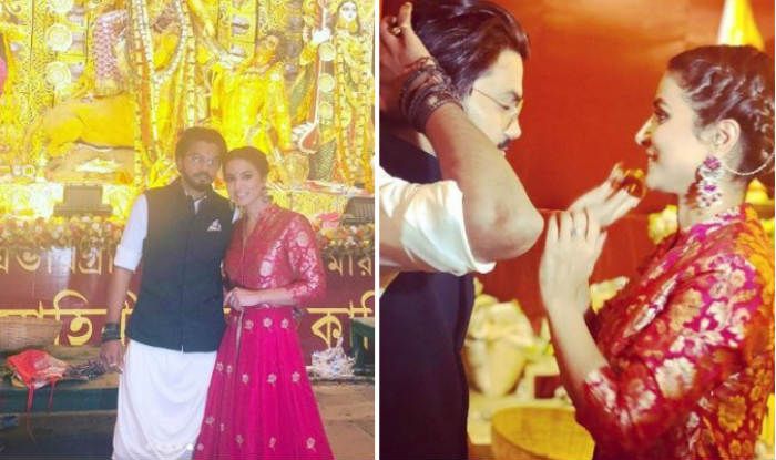 Bigg Boss Finalist And Komolika of Kasautii Zindagii Kay Hina Khan Looks Super Hot as She Poses With Beau Rocky Jaiswal at Durga Puja Pandal in Kolkata – See Pictures Bigg Boss Finalist And Komolika of Kasautii Zindagii Kay Hina Khan Looks Super Hot as She Poses With Beau Rocky Jaiswal at Durga Puja Pandal in Kolkata – See Pictures