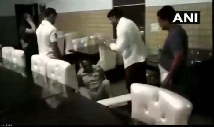 Manish Kumar thrashing the cop